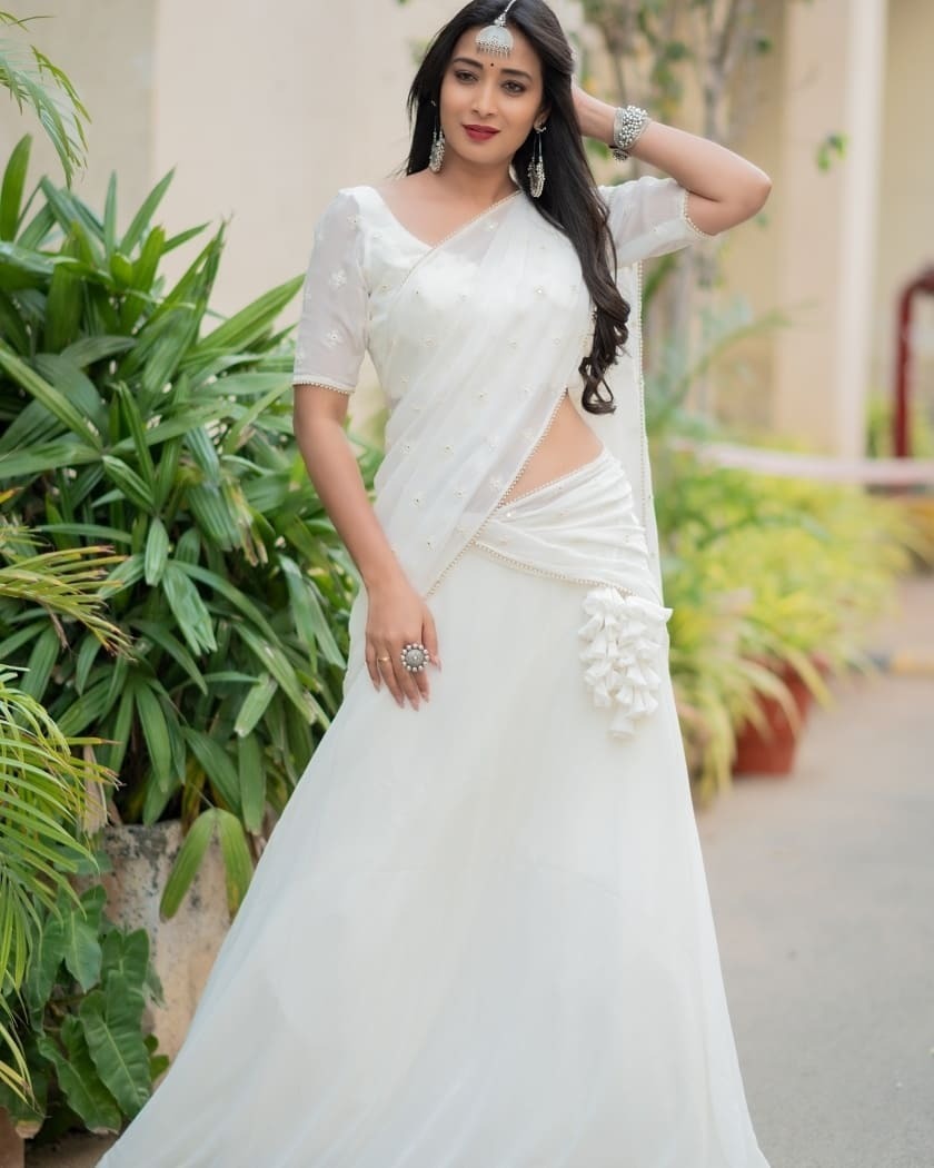 തൂവെള്ളയിൽ തിളങ്ങി ഭാനുശ്രീ- ചിത്രങ്ങൾ കാണാം