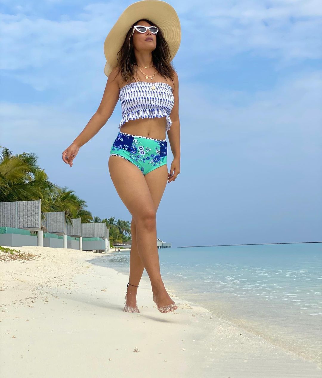 ബീച്ചില്‍ അടിച്ചുപൊളിച്ച് ബിഗ് ബോസ് താരം; വൈറലായി ഹിന ഖാന്‍