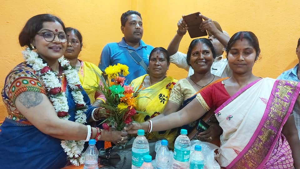 ভোটের ব্যস্ততার মধ্যে বিজেপি প্রার্থী পাপিয়া অধিকারী