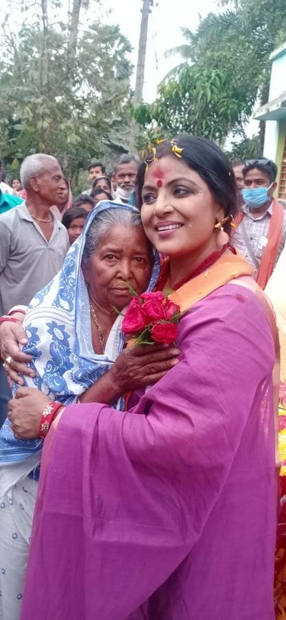 ভোটের ব্যস্ততার মধ্যে বিজেপি প্রার্থী পাপিয়া অধিকারী