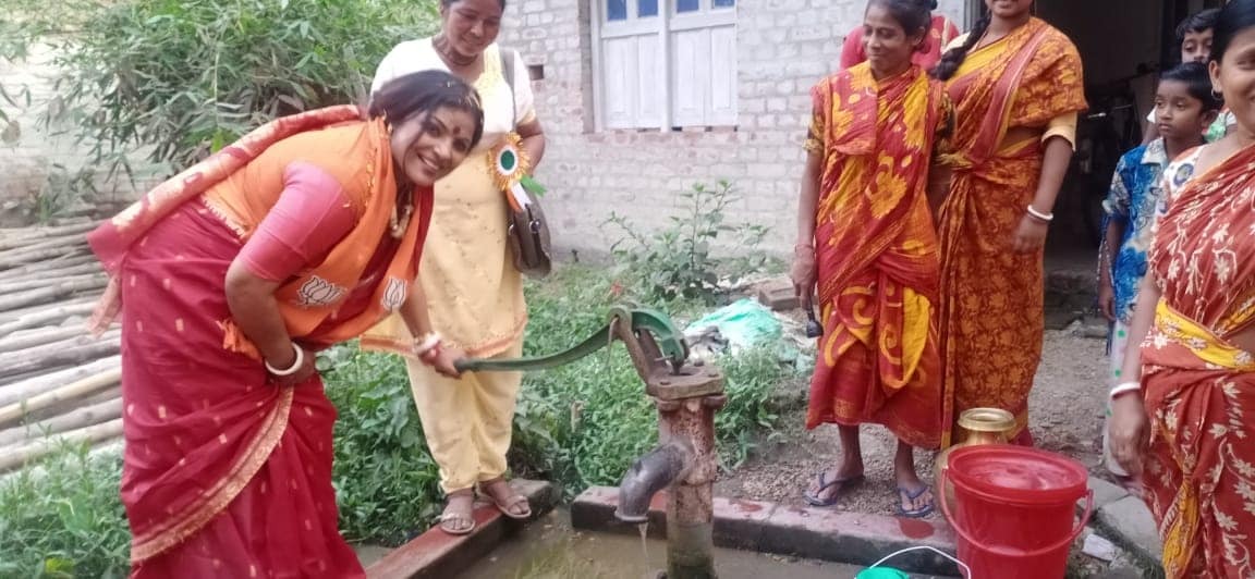 ভোটের ব্যস্ততার মধ্যে বিজেপি প্রার্থী পাপিয়া অধিকারী