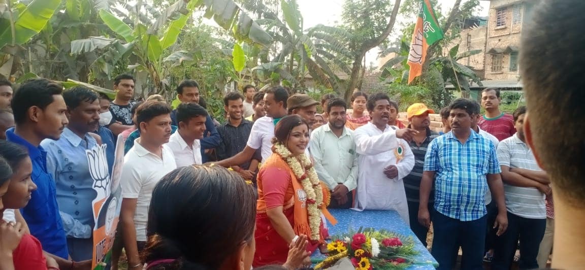 ভোটের ব্যস্ততার মধ্যে বিজেপি প্রার্থী পাপিয়া অধিকারী