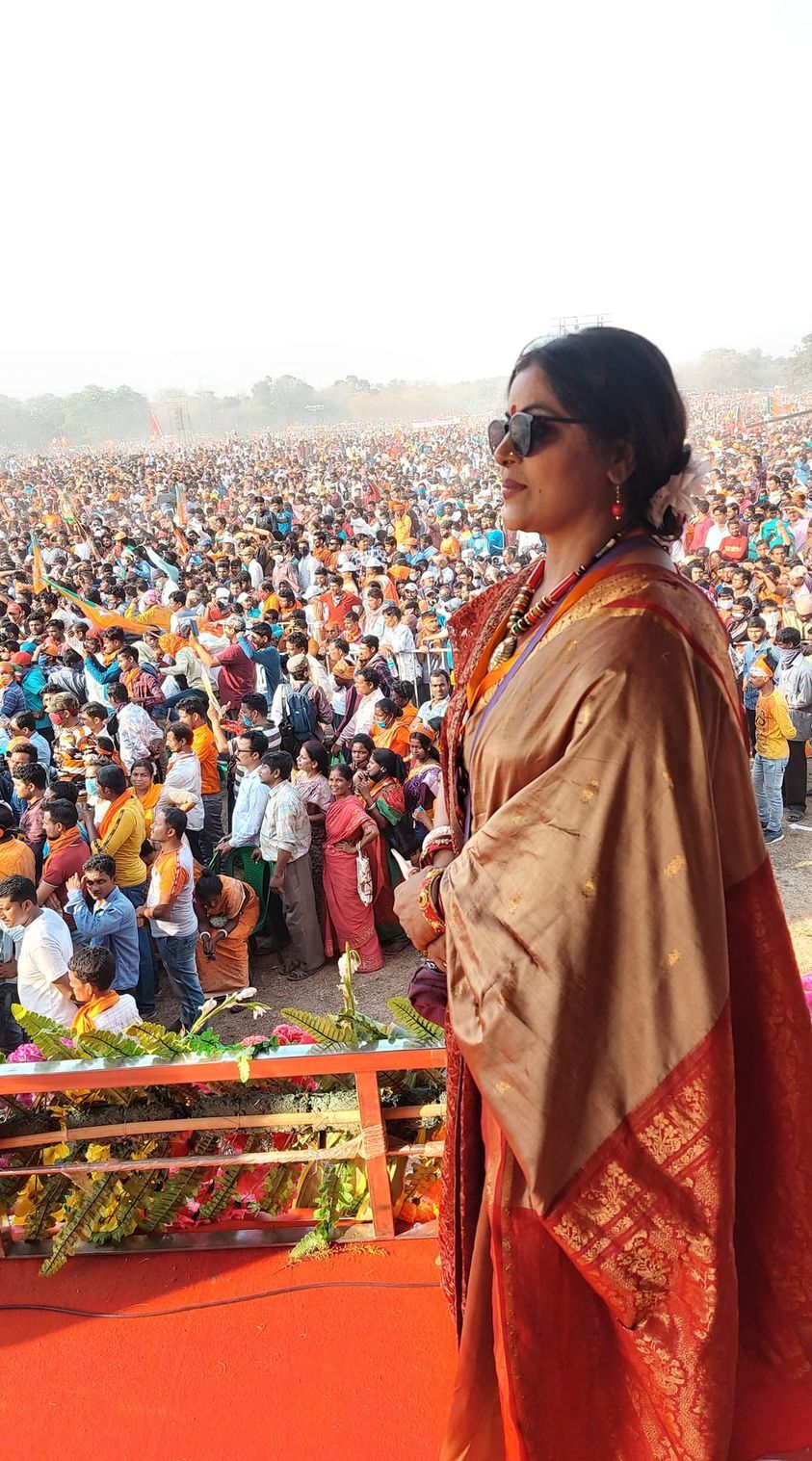 ভোটের ব্যস্ততার মধ্যে বিজেপি প্রার্থী পাপিয়া অধিকারী