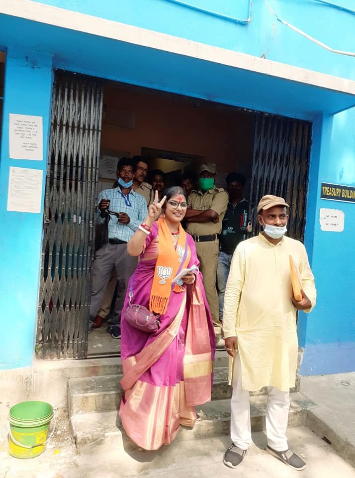 ভোটের ব্যস্ততার মধ্যে বিজেপি প্রার্থী পাপিয়া অধিকারী