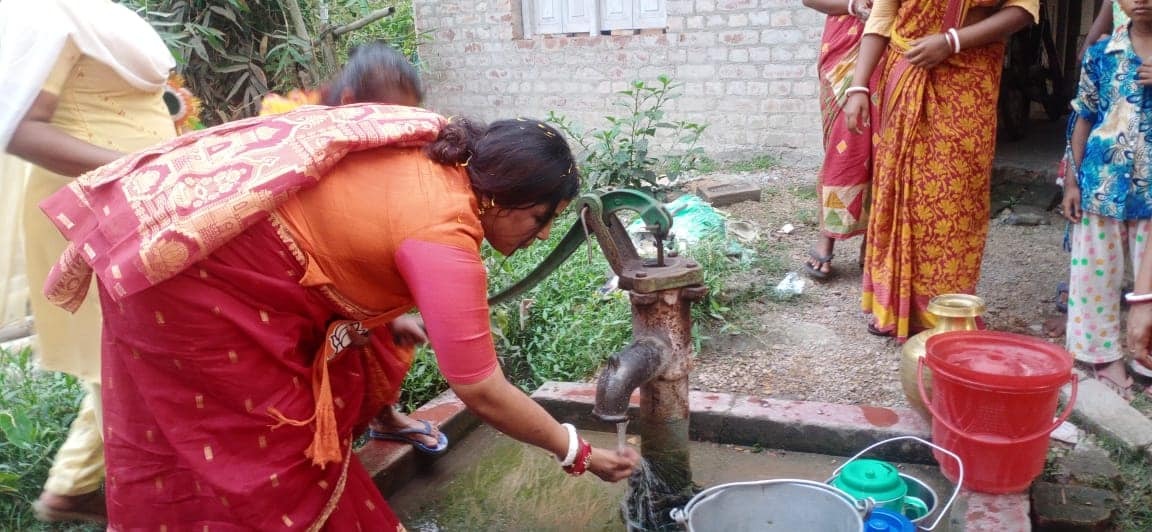 ভোটের ব্যস্ততার মধ্যে বিজেপি প্রার্থী পাপিয়া অধিকারী