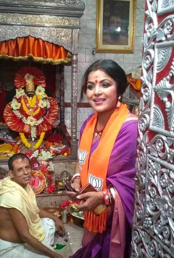 ভোটের ব্যস্ততার মধ্যে বিজেপি প্রার্থী পাপিয়া অধিকারী