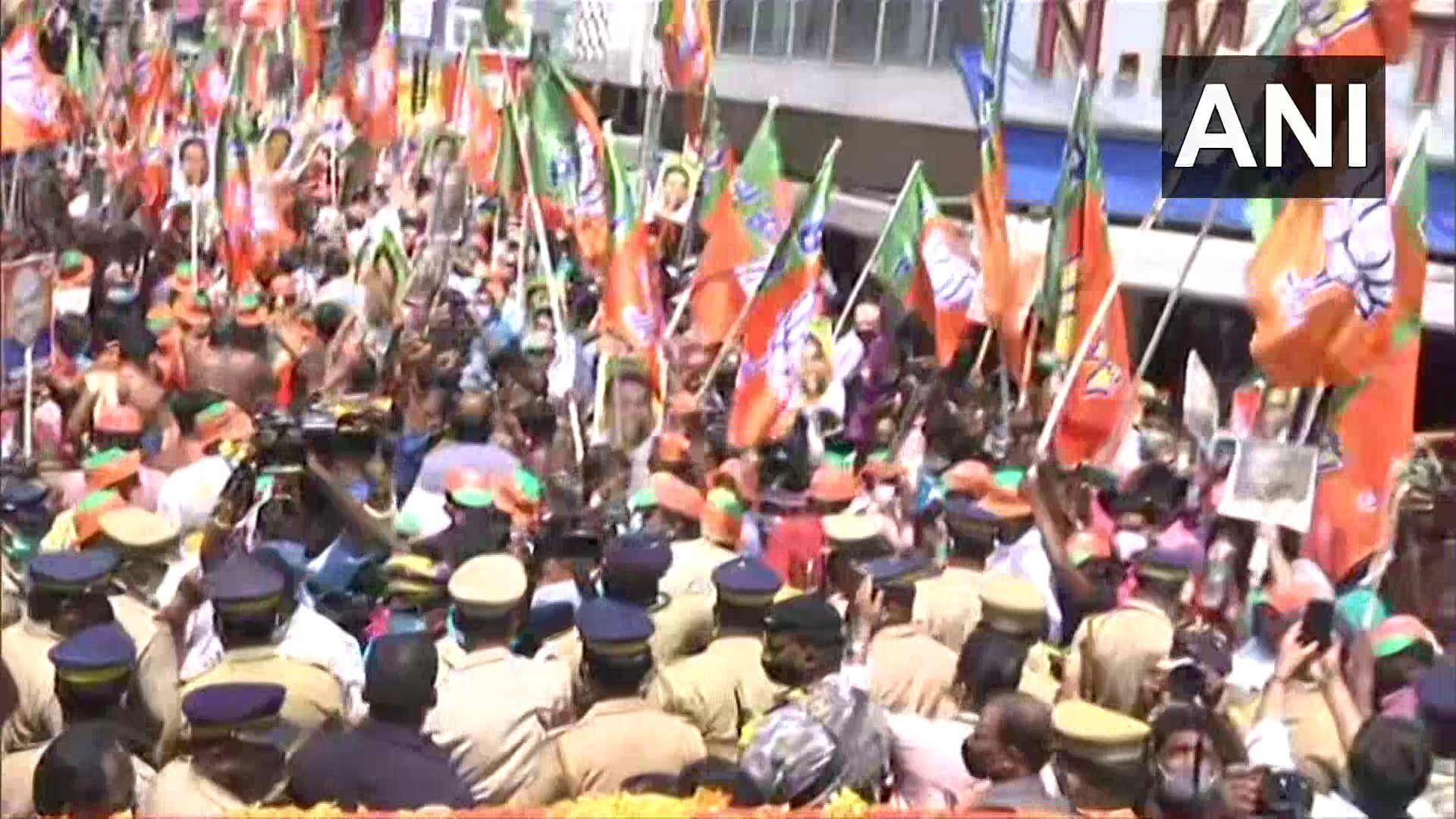 തൃപ്പൂണിത്തുറയിൽ അമിത് ഷായുടെ റോഡ് ഷോ, ചിത്രങ്ങൾ കാണാം