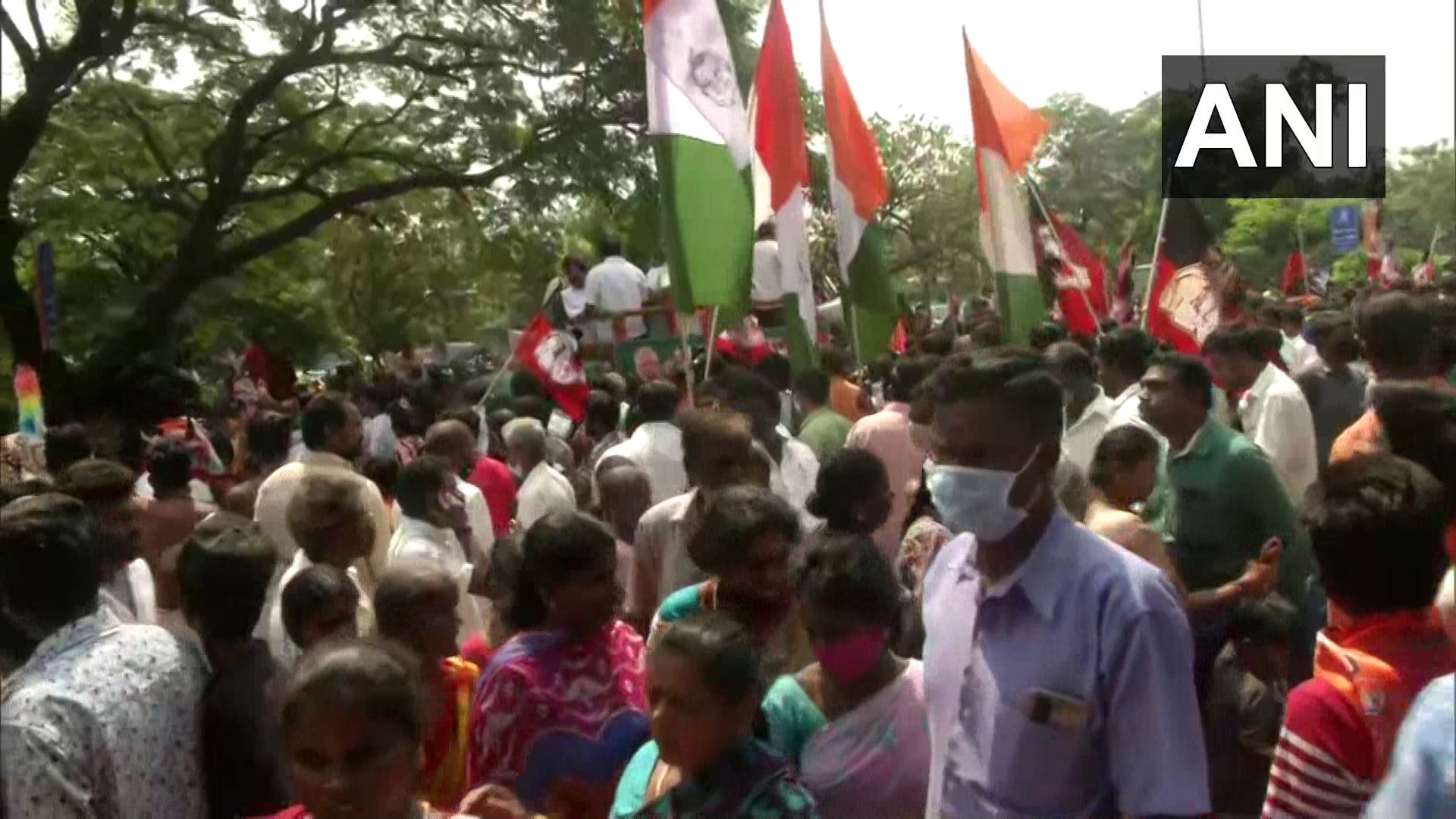 തമിഴ്നാട്ടിലെ ബിജെപി സ്ഥാനാര്‍ത്ഥി ഖുഷ്ബു സുന്ദറിന്‍റെ റോഡ് ഷോ, ചിത്രങ്ങള്‍ കാണാം