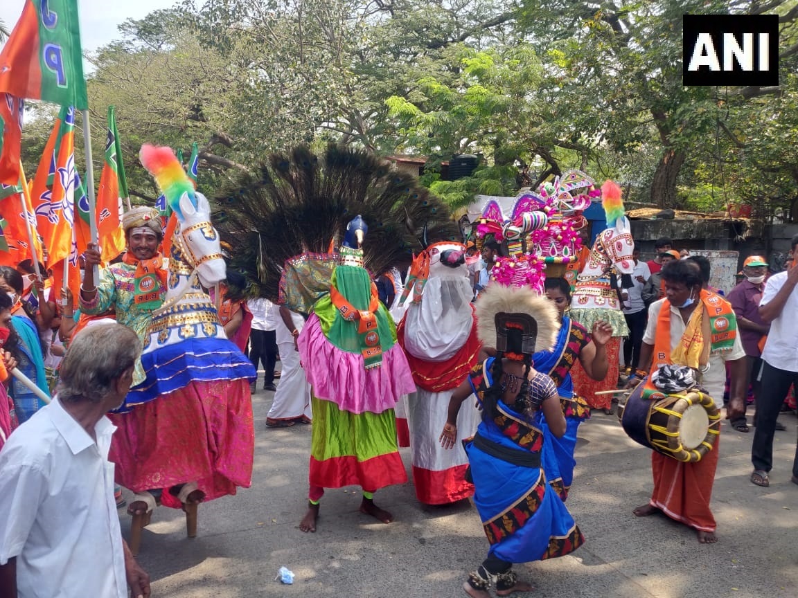 തമിഴ്നാട്ടിലെ ബിജെപി സ്ഥാനാര്‍ത്ഥി ഖുഷ്ബു സുന്ദറിന്‍റെ റോഡ് ഷോ, ചിത്രങ്ങള്‍ കാണാം