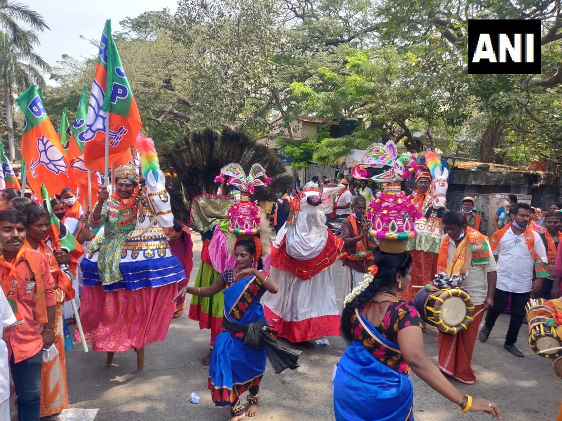 തമിഴ്നാട്ടിലെ ബിജെപി സ്ഥാനാര്‍ത്ഥി ഖുഷ്ബു സുന്ദറിന്‍റെ റോഡ് ഷോ, ചിത്രങ്ങള്‍ കാണാം