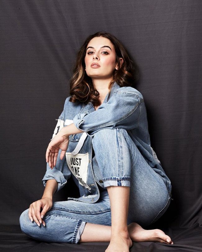 നക്ഷത്രം പോലെ തിളങ്ങി ഇവ്ലിൻ ശർമ- ചിത്രങ്ങൾ കാണാം