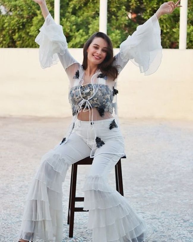 നക്ഷത്രം പോലെ തിളങ്ങി ഇവ്ലിൻ ശർമ- ചിത്രങ്ങൾ കാണാം