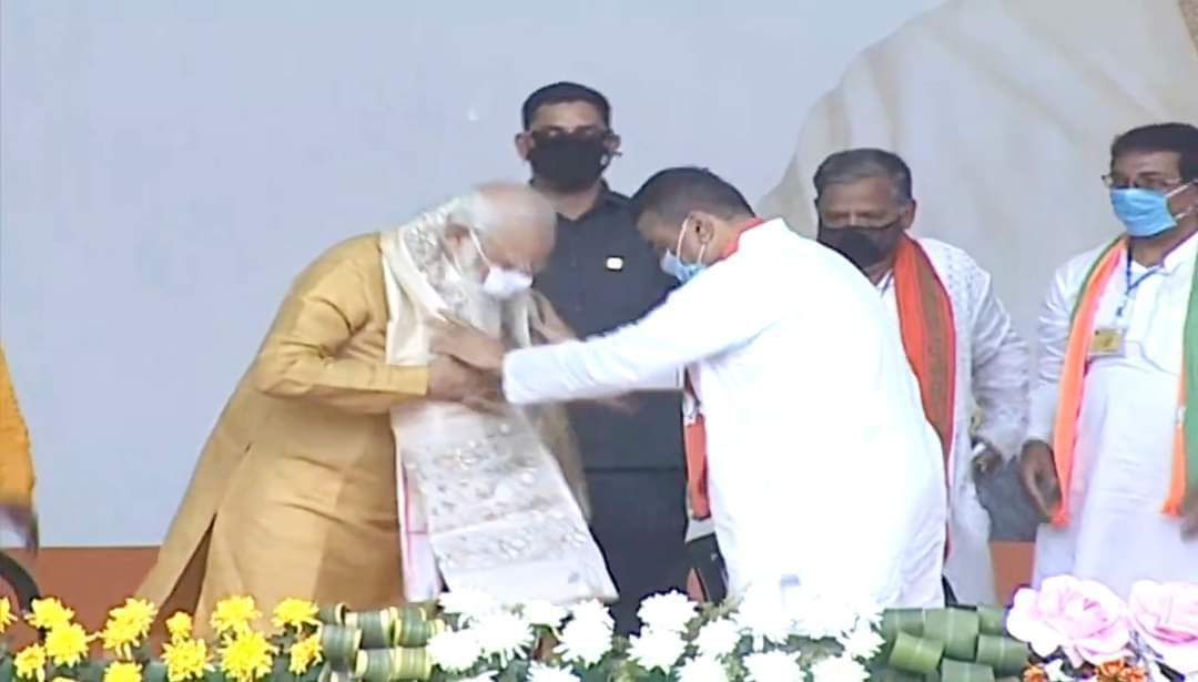 কাঁথিতে প্রচারে যাওয়া মোদীকে পায়ে হাত দিয়ে প্রণাম বিজেপি নেতা শুভেন্দু অধিকারীর 