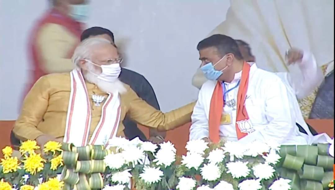 কাঁথিতে প্রচারে যাওয়া মোদীকে পায়ে হাত দিয়ে প্রণাম বিজেপি নেতা শুভেন্দু অধিকারীর 