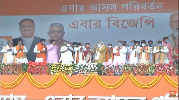 কাঁথিতে প্রচারে যাওয়া মোদীকে পায়ে হাত দিয়ে প্রণাম বিজেপি নেতা শুভেন্দু অধিকারীর 