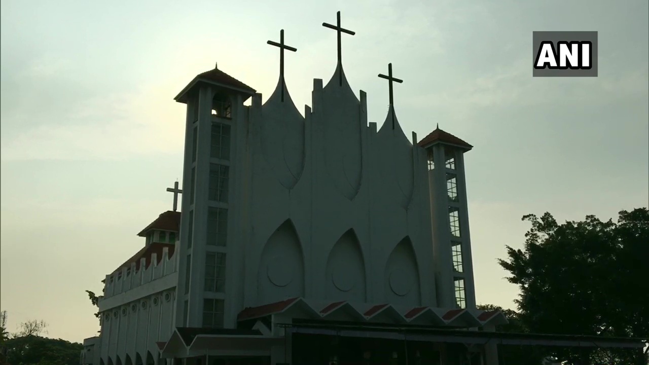 ഓശാന ഞായര്‍ പ്രാര്‍ഥനാ ചടങ്ങില്‍ പുതുപ്പള്ളിയിലെ സെന്റ് ജോര്‍ജ് ചര്‍ച്ചില്‍ ഉമ്മന്‍ ചാണ്ടി, ചിത്രങ്ങള്‍ കാണാം