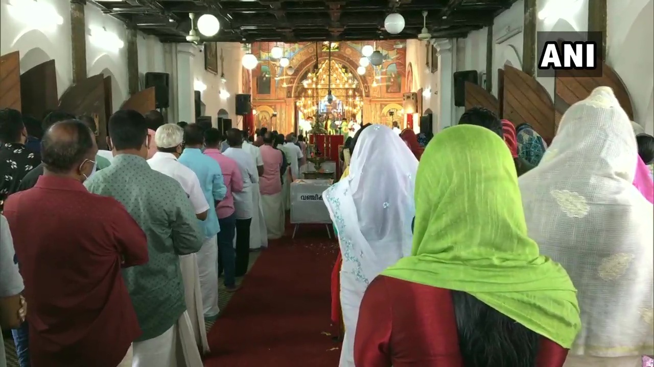 ഓശാന ഞായര്‍ പ്രാര്‍ഥനാ ചടങ്ങില്‍ പുതുപ്പള്ളിയിലെ സെന്റ് ജോര്‍ജ് ചര്‍ച്ചില്‍ ഉമ്മന്‍ ചാണ്ടി, ചിത്രങ്ങള്‍ കാണാം