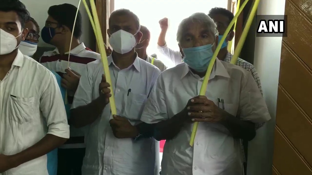 ഓശാന ഞായര്‍ പ്രാര്‍ഥനാ ചടങ്ങില്‍ പുതുപ്പള്ളിയിലെ സെന്റ് ജോര്‍ജ് ചര്‍ച്ചില്‍ ഉമ്മന്‍ ചാണ്ടി, ചിത്രങ്ങള്‍ കാണാം