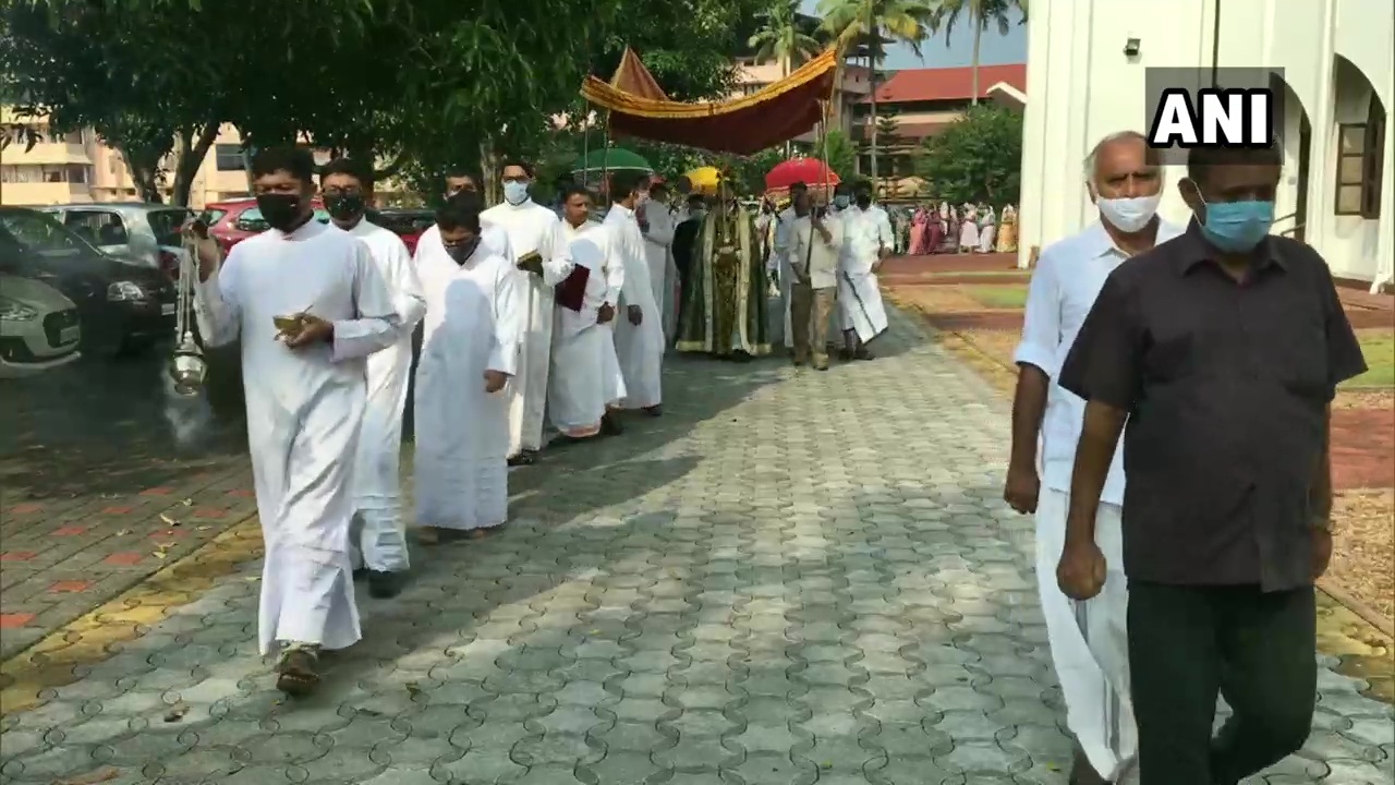 ഓശാന ഞായര്‍ പ്രാര്‍ഥനാ ചടങ്ങില്‍ പുതുപ്പള്ളിയിലെ സെന്റ് ജോര്‍ജ് ചര്‍ച്ചില്‍ ഉമ്മന്‍ ചാണ്ടി, ചിത്രങ്ങള്‍ കാണാം