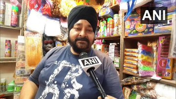 ഹോളിക്ക് നിറങ്ങൾക്ക് മാത്രമല്ല മോദിയുടെ താടിക്കും ഡിമാൻഡ്, ചിത്രങ്ങൾ കാണാം