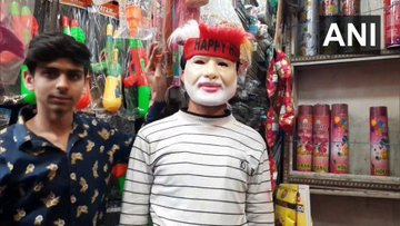 ഹോളിക്ക് നിറങ്ങൾക്ക് മാത്രമല്ല മോദിയുടെ താടിക്കും ഡിമാൻഡ്, ചിത്രങ്ങൾ കാണാം