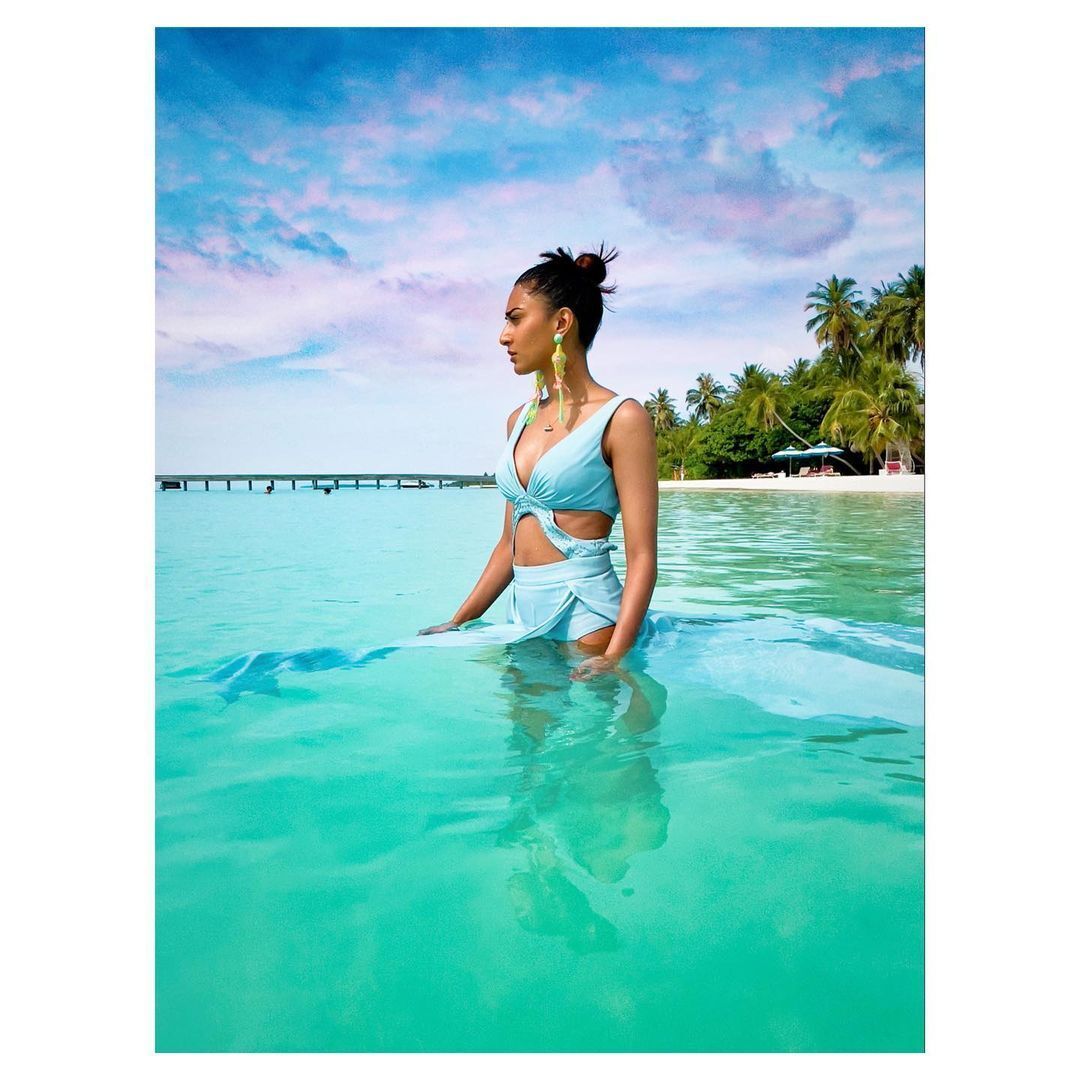 കടല്‍ തീരത്ത് എരിക്ക ഫെര്‍ണാണ്ടസിന്റെ ഗ്ലാമര്‍ ചിത്രങ്ങള്‍