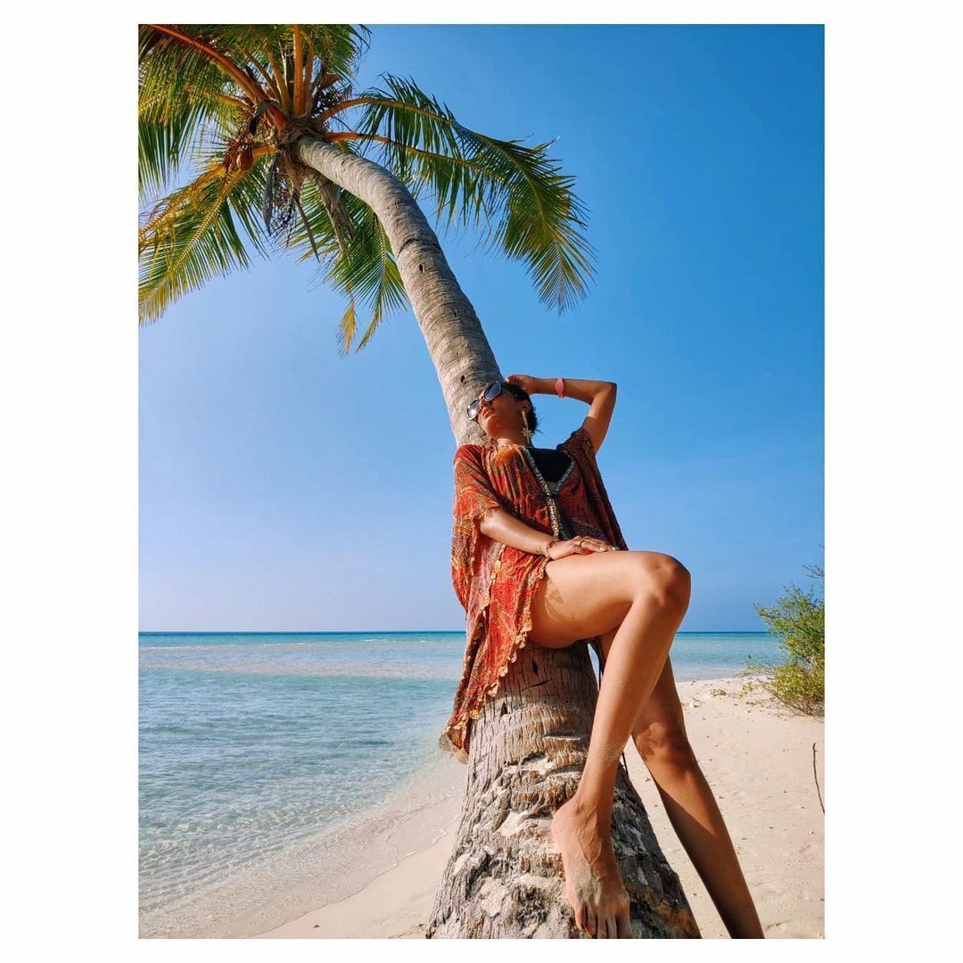 കടല്‍ തീരത്ത് എരിക്ക ഫെര്‍ണാണ്ടസിന്റെ ഗ്ലാമര്‍ ചിത്രങ്ങള്‍