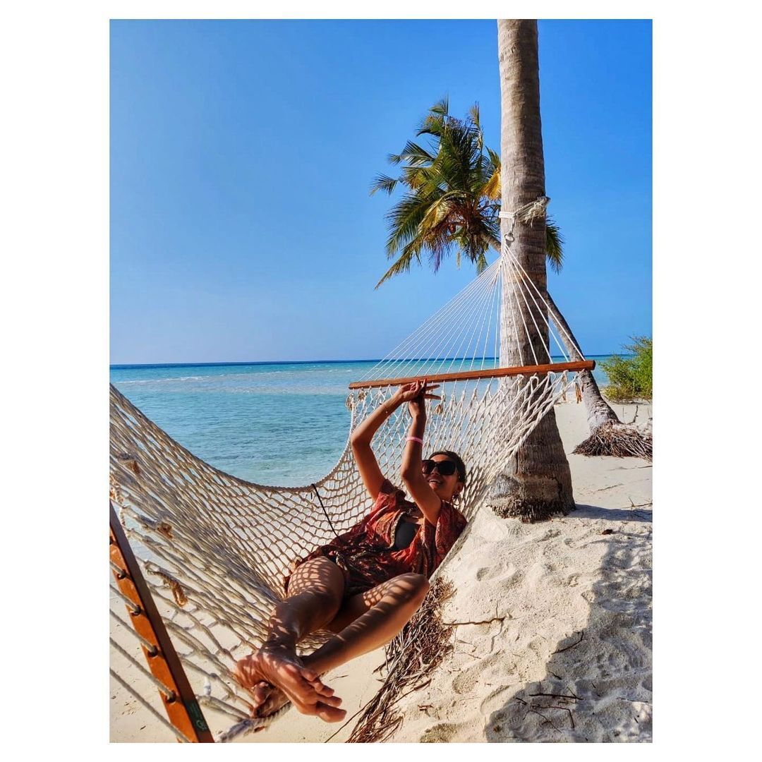 കടല്‍ തീരത്ത് എരിക്ക ഫെര്‍ണാണ്ടസിന്റെ ഗ്ലാമര്‍ ചിത്രങ്ങള്‍