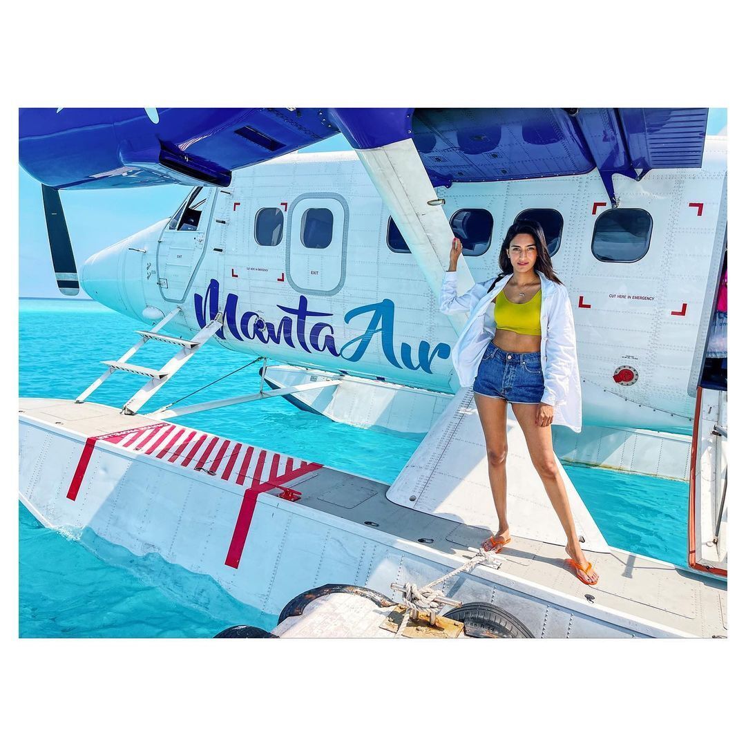 കടല്‍ തീരത്ത് എരിക്ക ഫെര്‍ണാണ്ടസിന്റെ ഗ്ലാമര്‍ ചിത്രങ്ങള്‍