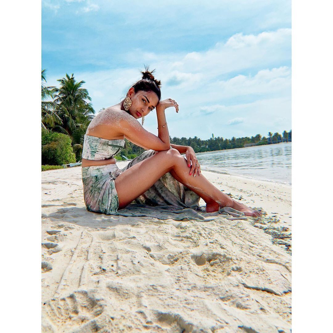 കടല്‍ തീരത്ത് എരിക്ക ഫെര്‍ണാണ്ടസിന്റെ ഗ്ലാമര്‍ ചിത്രങ്ങള്‍