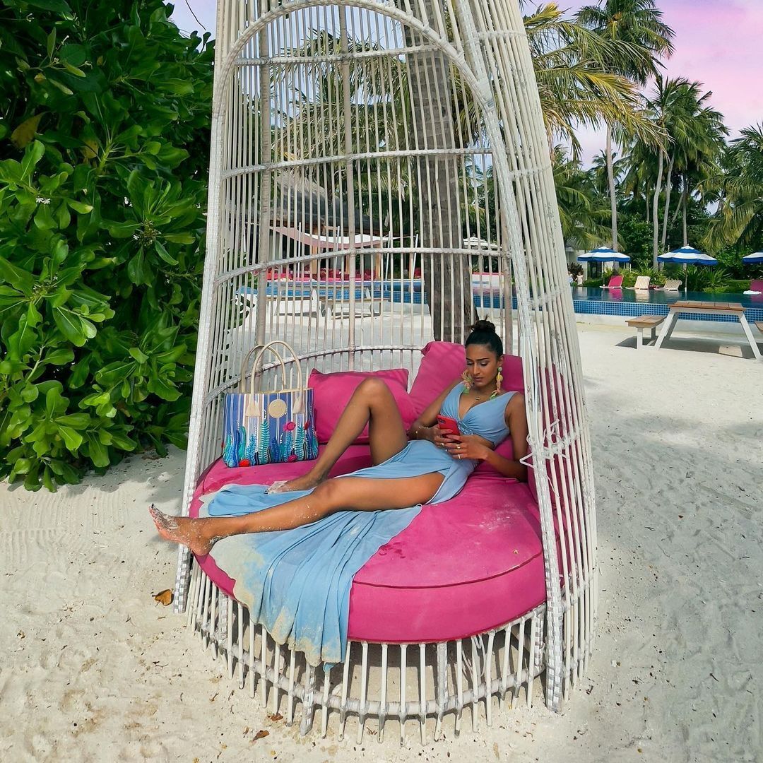 കടല്‍ തീരത്ത് എരിക്ക ഫെര്‍ണാണ്ടസിന്റെ ഗ്ലാമര്‍ ചിത്രങ്ങള്‍