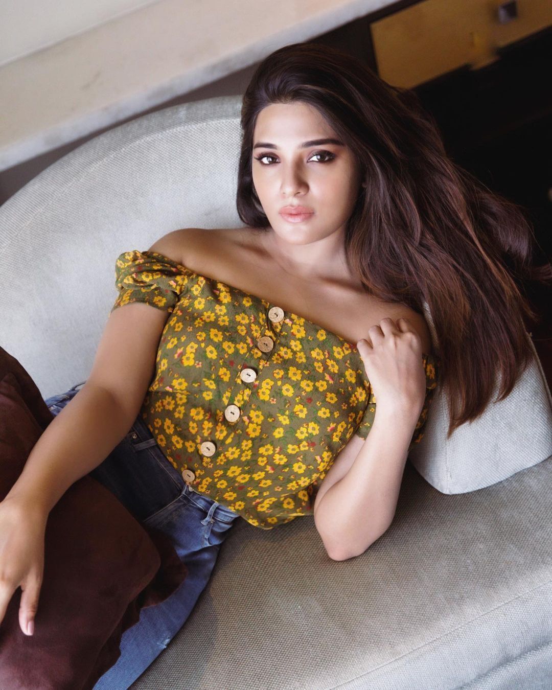 വ്യത്യസ്ത ലുക്കില്‍ ആത്മിക; നടിയുടെ ചിത്രങ്ങള്‍ കാണാം