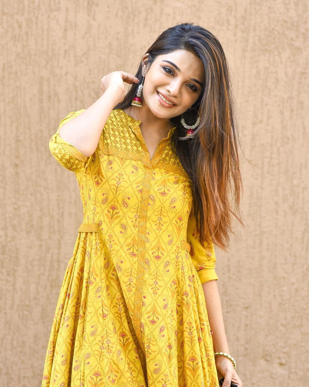 വ്യത്യസ്ത ലുക്കില്‍ ആത്മിക; നടിയുടെ ചിത്രങ്ങള്‍ കാണാം