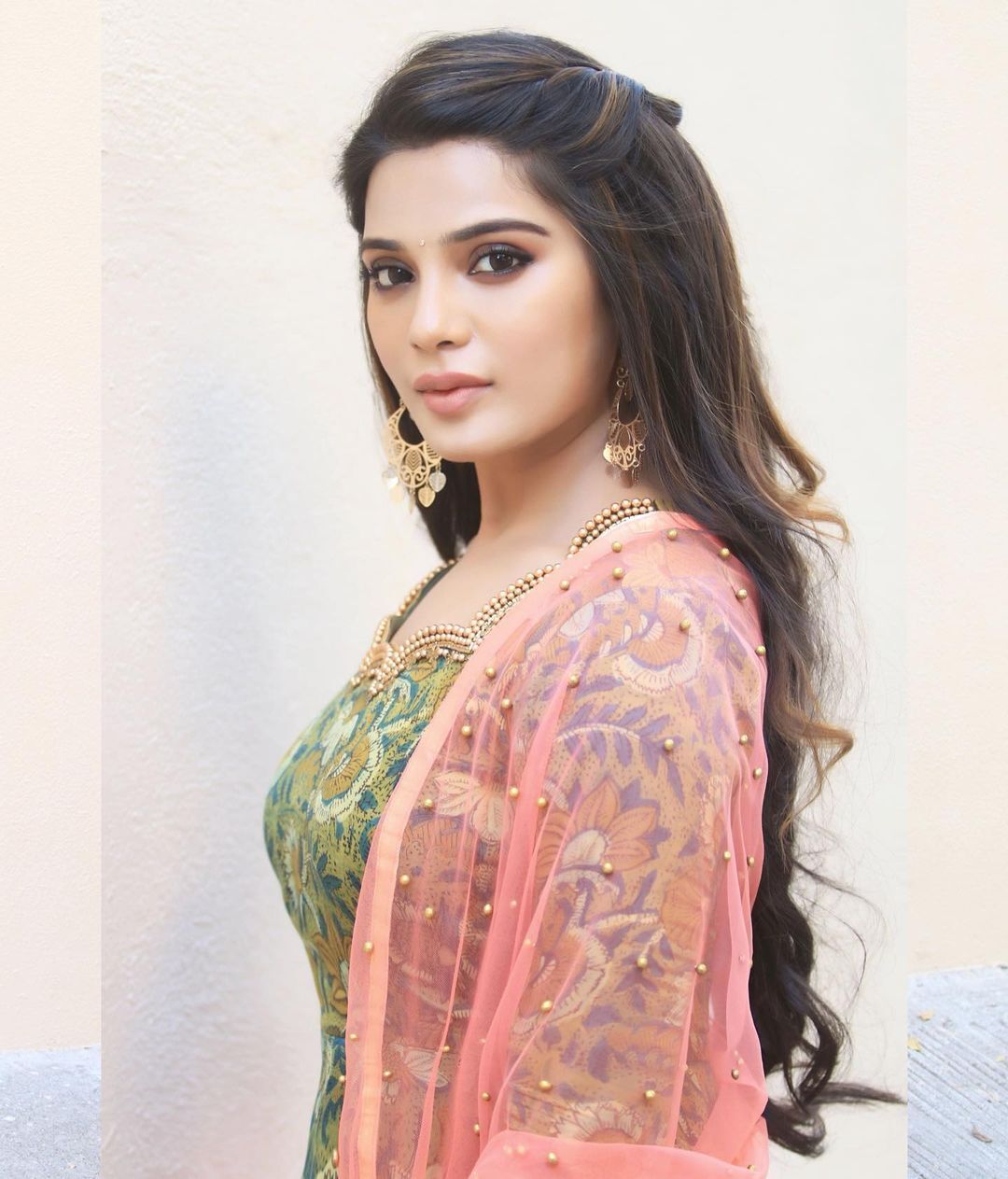 വ്യത്യസ്ത ലുക്കില്‍ ആത്മിക; നടിയുടെ ചിത്രങ്ങള്‍ കാണാം