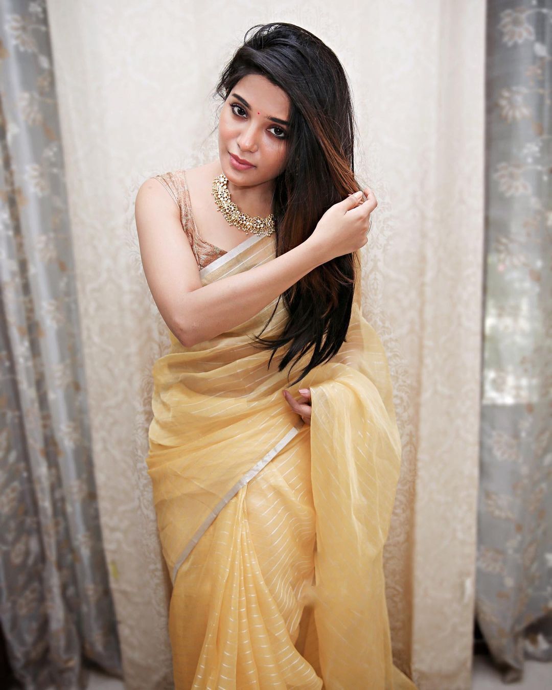 വ്യത്യസ്ത ലുക്കില്‍ ആത്മിക; നടിയുടെ ചിത്രങ്ങള്‍ കാണാം