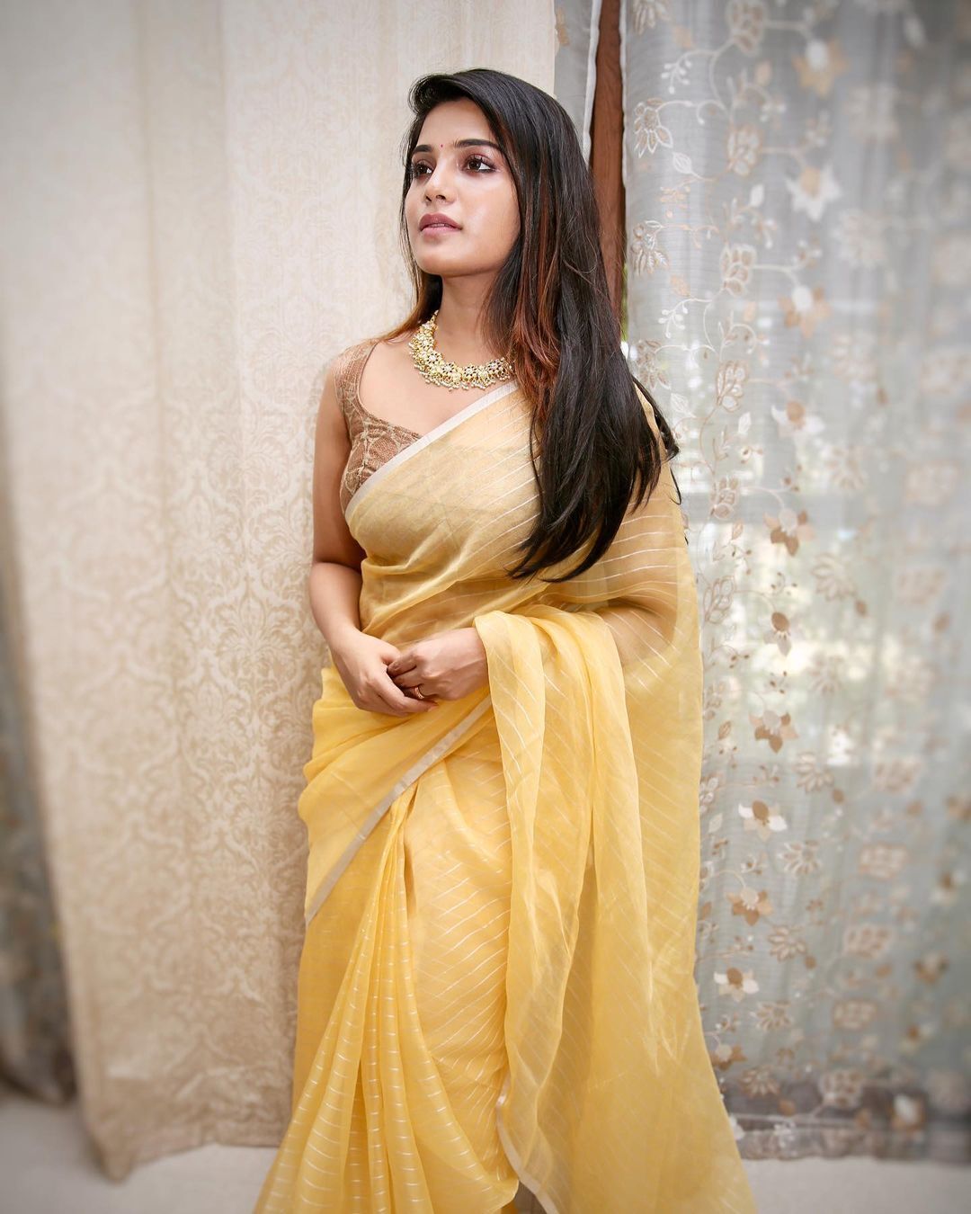 വ്യത്യസ്ത ലുക്കില്‍ ആത്മിക; നടിയുടെ ചിത്രങ്ങള്‍ കാണാം