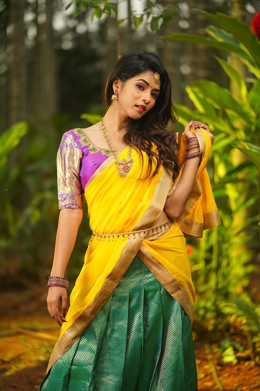 ധാവണിയിലും ഗ്ലാമറസായി വിരാനിക ഷെട്ടി, സൗന്ദര്യത്തിന്റെ രഹസ്യം എന്തെന്ന് ആരാധകര്‍; വൈറല്‍ ചിത്രങ്ങള്‍ കാണാം