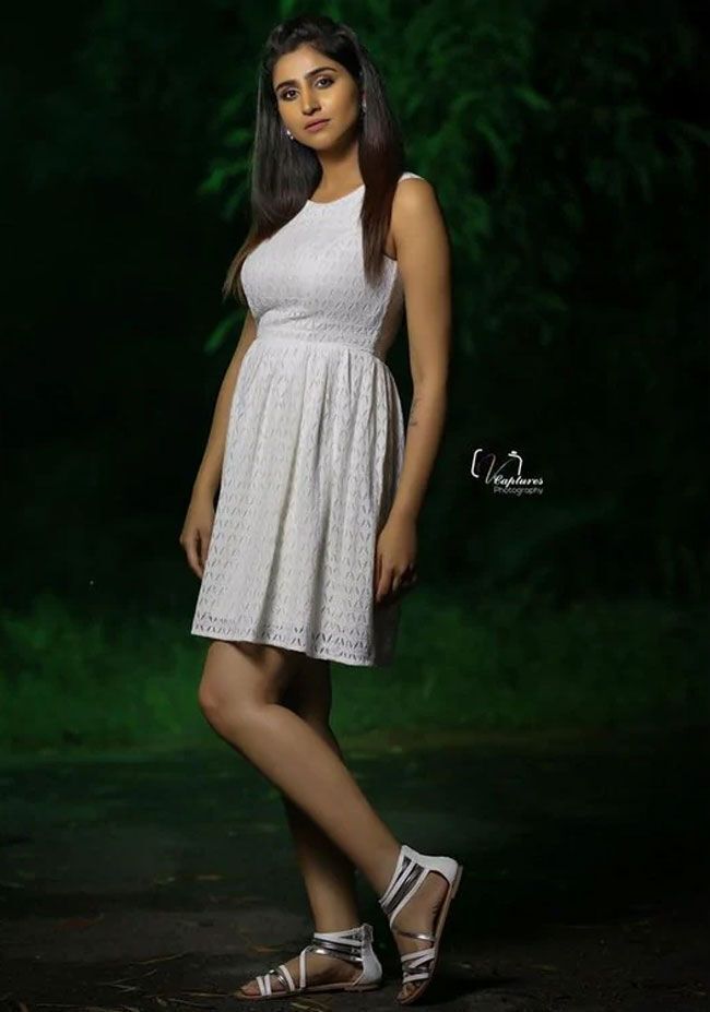 ബോൾഡ് ആൻഡ് ബ്യൂട്ടിഫുൾ വർഷിണി, ലേറ്റസ്റ്റ് ചിത്രങ്ങൾ കാണാം