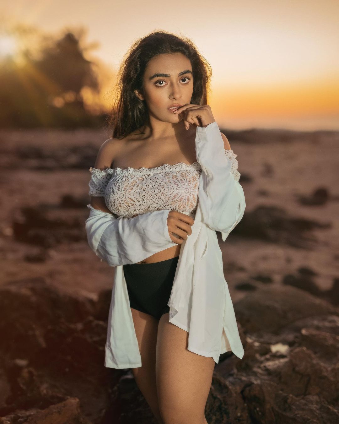 ഗ്ലാമറസ് ലുക്കിൽ ജിനാൽ ജോഷി- ചിത്രങ്ങൾ കാണാം