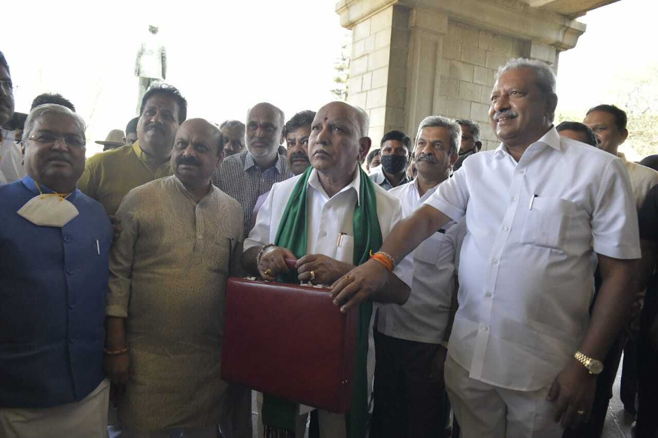 കര്‍ണാടക മുഖ്യമന്ത്രി ബിഎസ് യെഡിയൂരപ്പ ബജറ്റ് അവതരിപ്പിക്കുന്നു; ചിത്രങ്ങള്‍ കാണാം