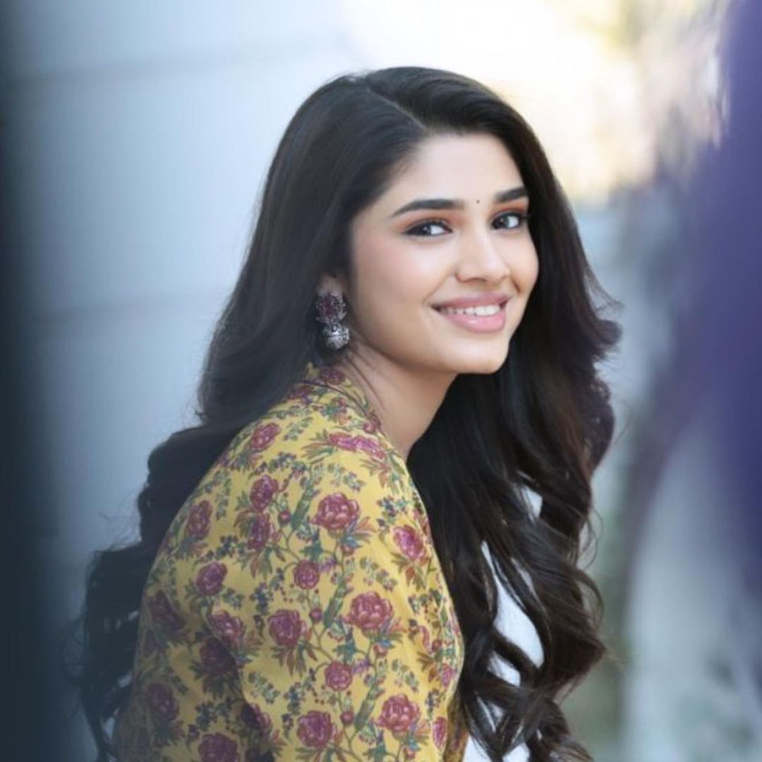 സിംപിൾ ലുക്കിൽ കൃതി ഷെട്ടി- ചിത്രങ്ങൾ കാണാം