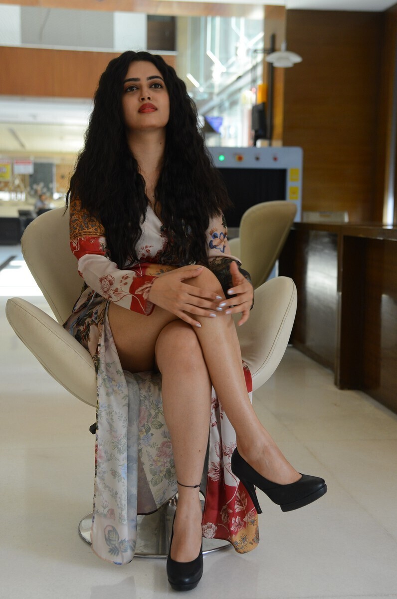 മോഡേൺ ഡ്രസ്സിൽ കിടിലൻ ലുക്കുമായി ലൌലി സിംഗ്... ചിത്രങ്ങൾ കാണാം..