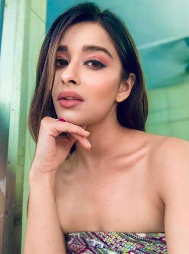 ക്യൂട്ട് ആന്റ് ഗ്ലാമര്‍ ഫോട്ടോകളുമായി നടി മധുരിമ; വൈറല്‍ ഫോട്ടോസ് കാണാം