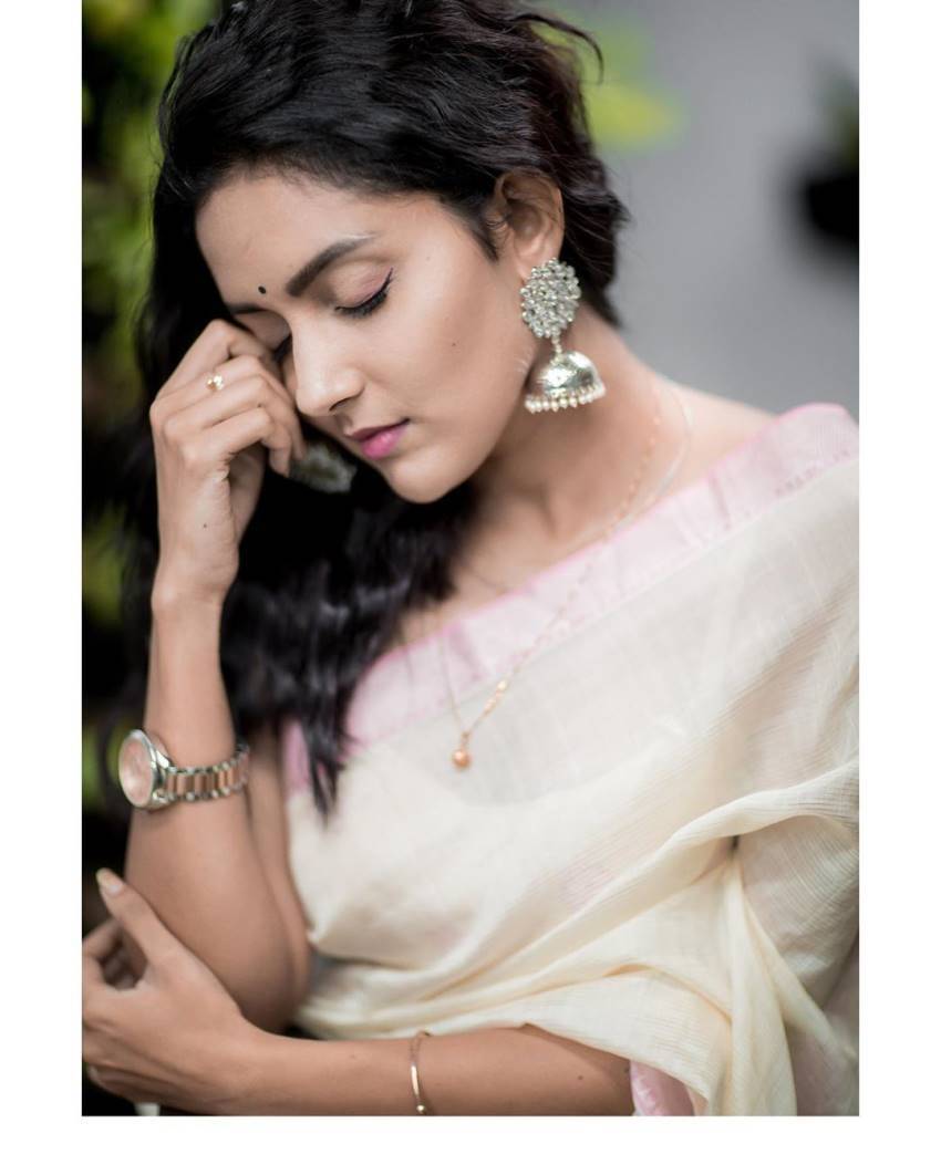 ക്യൂട്ടായി മഹിമ നമ്പ്യാര്‍: ഏറ്റവും പുതിയ ചിത്രങ്ങള്‍