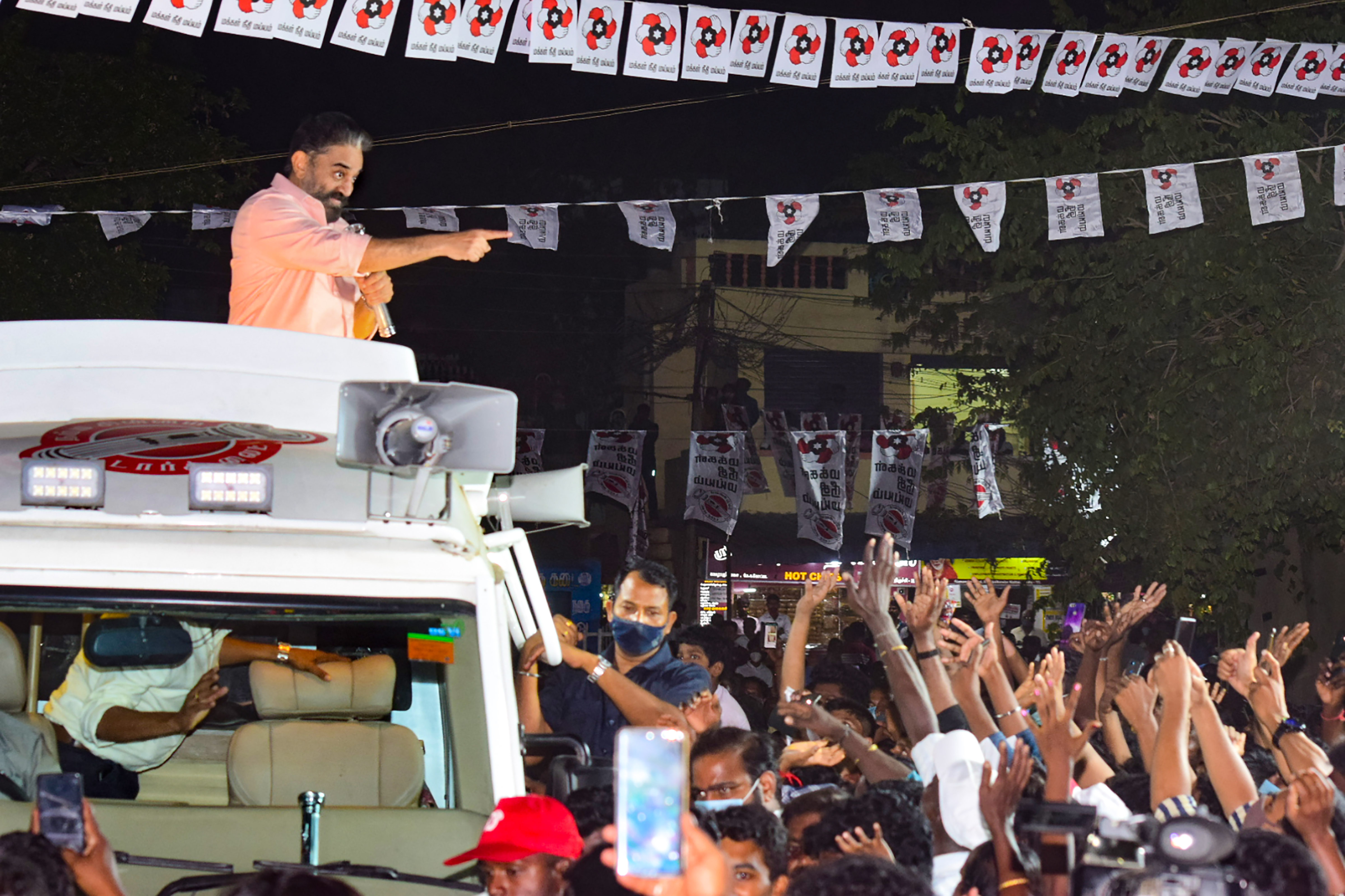 തമിഴ്നാട്ടിൽ തിരഞ്ഞെടുപ്പ് പ്രചാരണത്തിരക്കിൽ കമൽഹാസൻ, ചിത്രങ്ങൾ കാണാം