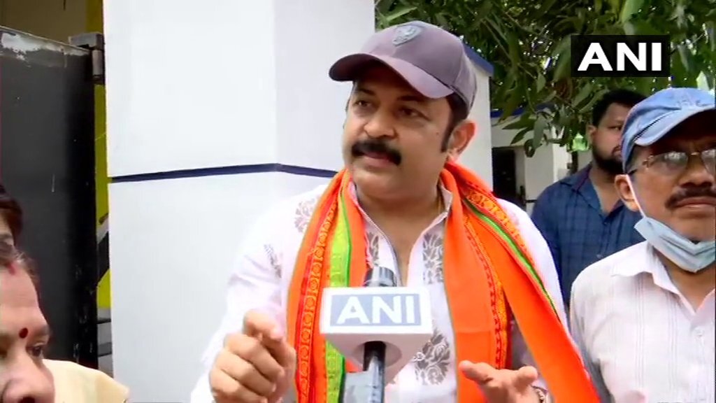 തിരക്കിട്ട പ്രചാരണത്തിൽ ബിജെപി സ്ഥാനാർത്ഥി നടൻ കൃഷ്ണകുമാർ- ചിത്രങ്ങൾ കാണാം