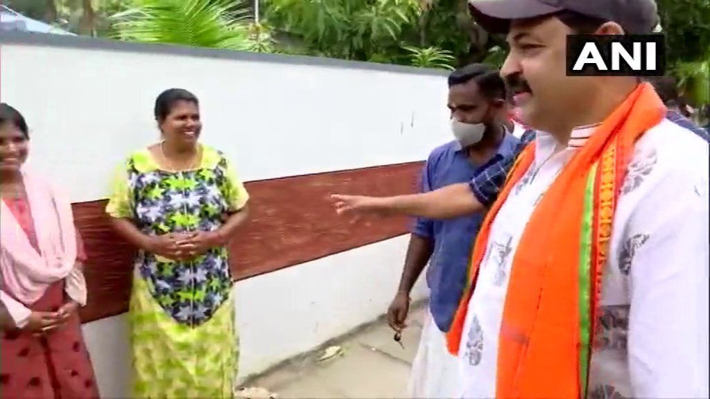 തിരക്കിട്ട പ്രചാരണത്തിൽ ബിജെപി സ്ഥാനാർത്ഥി നടൻ കൃഷ്ണകുമാർ- ചിത്രങ്ങൾ കാണാം