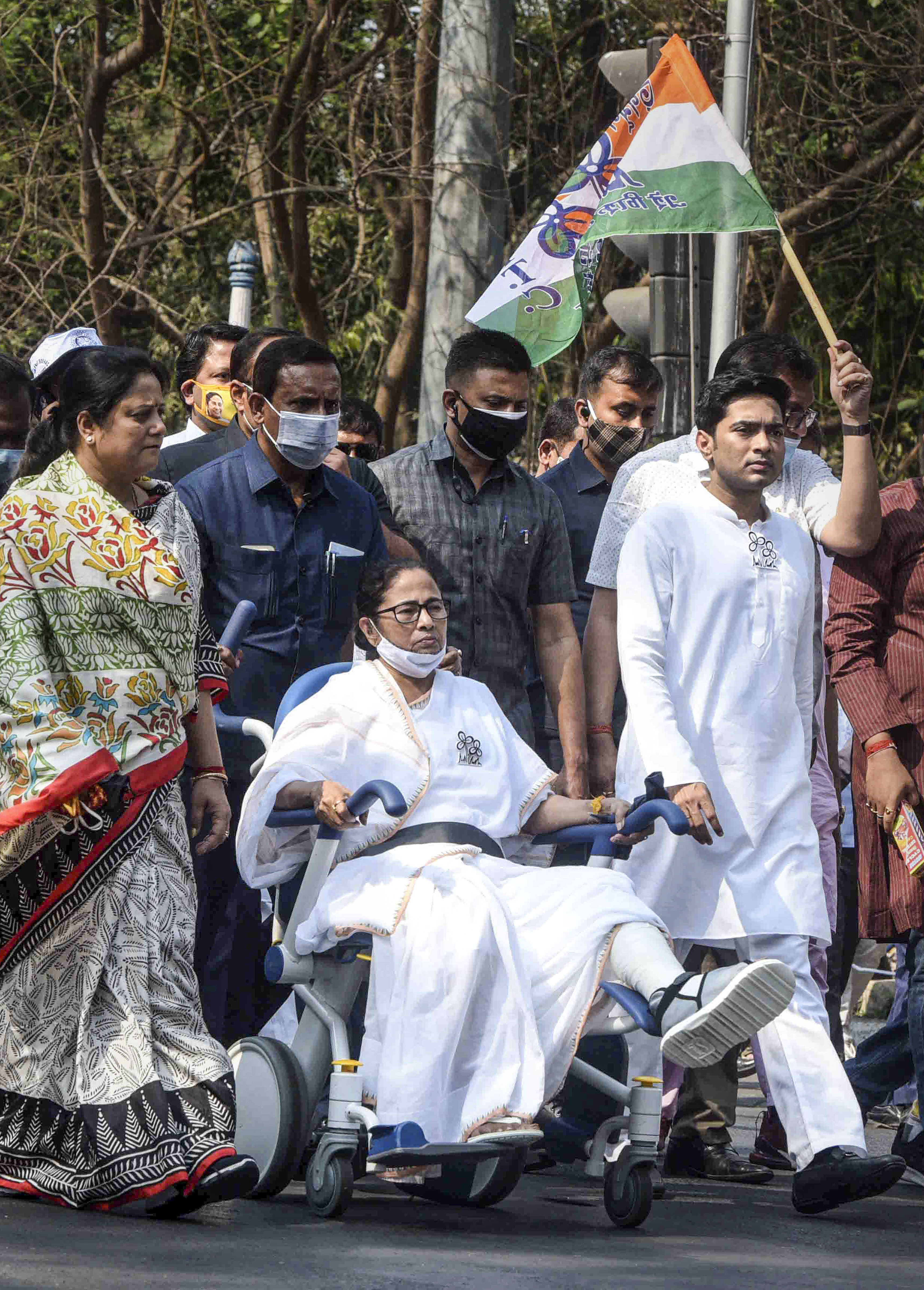 വീൽചെയറിൽ പ്രചാരണത്തിനെത്തി മമത ബാനർജി- ചിത്രങ്ങൾ