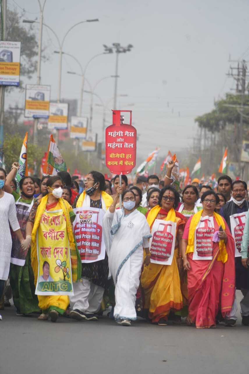 പാചകവാതക വിലവർധനവിനെതിരെ തെരുവിലിറങ്ങി മമതാ ബാനർജി- ചിത്രങ്ങൾ കാണാം