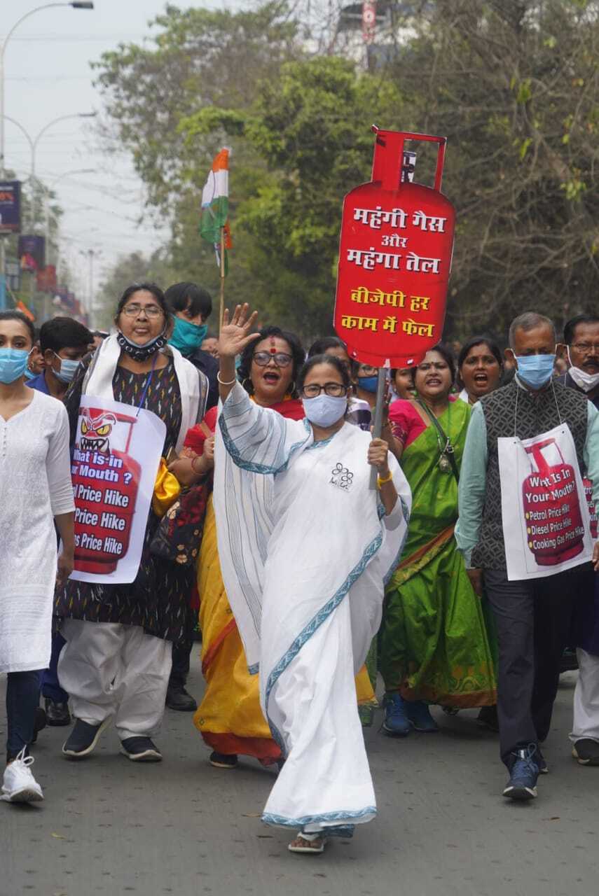 പാചകവാതക വിലവർധനവിനെതിരെ തെരുവിലിറങ്ങി മമതാ ബാനർജി- ചിത്രങ്ങൾ കാണാം